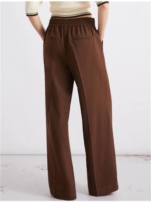 Looking for a true spring essential? Try these linen-blend trousers: the versatile model boasts a comfortable rear-elasticated waistband, in addition to an elegant pressed pleat and tailored details. MARELLA SPORT | 2613131104600002